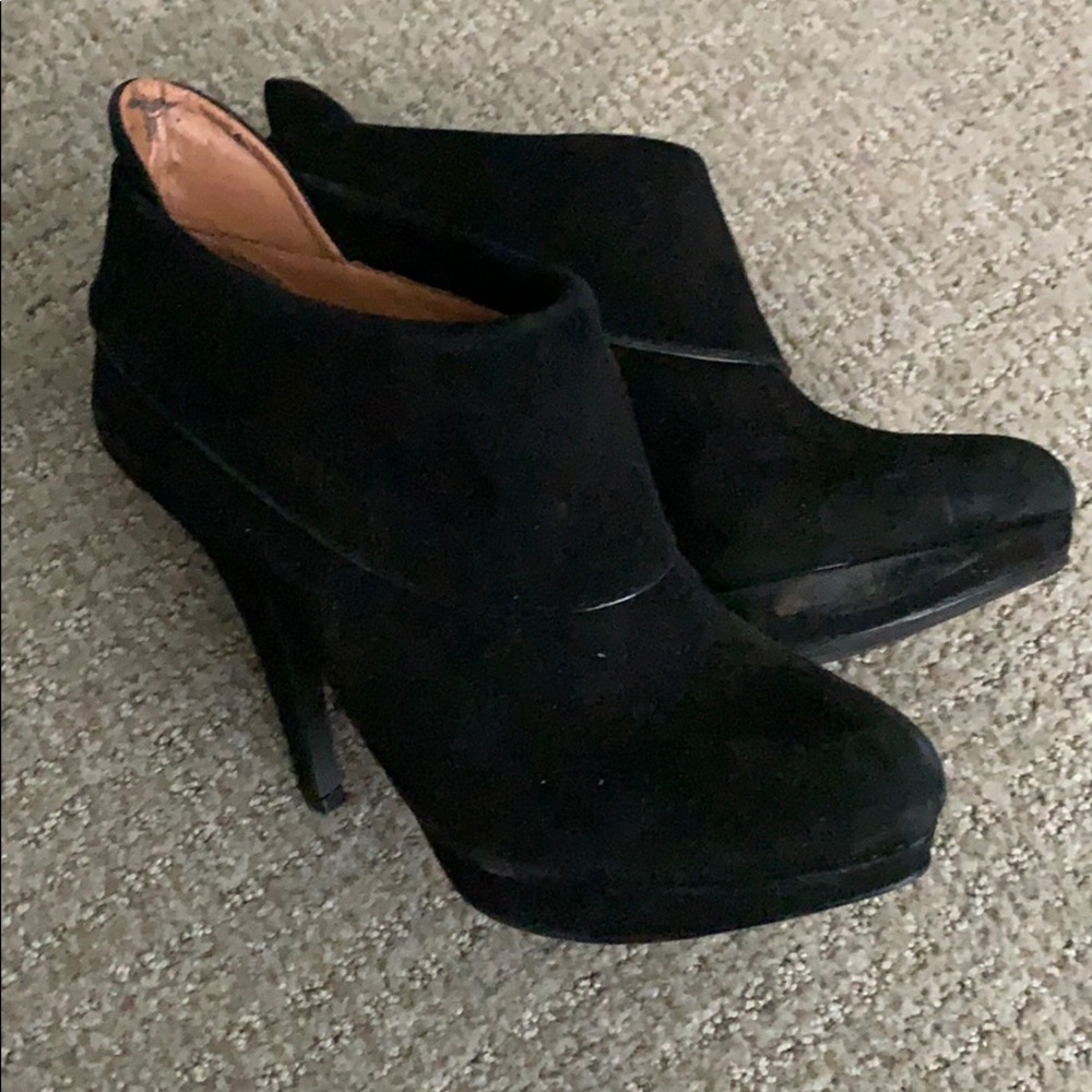SUEDE HIGH HEELED BOOTIES!